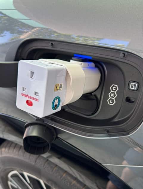 phụ kiện geely ex5 emi, đồ chơi geely ex5 emi, đầu xả V2L geely ex5 emi, đầu xả geely ex5 emi, đầu xả V2L, ex5 emi, adapter, bộ chuyển đổi, bộ chuyển đổi xe điện ra 220V, adapter 220v, bộ chuyển đổi 220v
